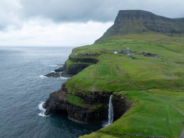 Faroe Adaları 'ndaki Gasadalur Köyü ve Mulafossur Şelalesi' nin hava manzarası.