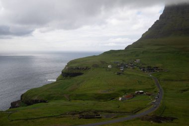 Gasadalur köyündeki panoramik manzara ve Faroe Adaları 'ndaki doğal manzara.
