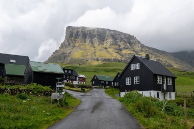 Gasadalur köyündeki panoramik manzara ve Faroe Adaları 'ndaki doğal manzara.
