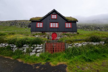 Faroe Adaları 'ndaki Streymoy adasındaki Kirkjubour köyü..