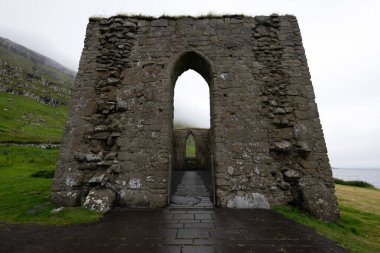 Magnus Katedrali (Kirkjubomururin) - Faroe Adaları. Faroe Adaları 'ndaki Streymoy Adası' ndaki Kirkjubour köyünde yıkılmış bir katedral..