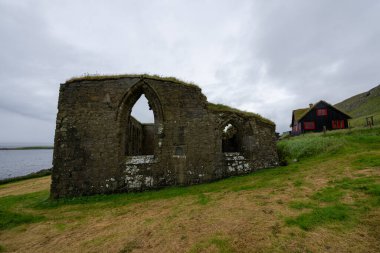 Magnus Katedrali (Kirkjubomururin) - Faroe Adaları. Faroe Adaları 'ndaki Streymoy Adası' ndaki Kirkjubour köyünde yıkılmış bir katedral..