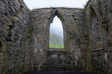 Magnus Katedrali (Kirkjubomururin) - Faroe Adaları. Faroe Adaları 'ndaki Streymoy Adası' ndaki Kirkjubour köyünde yıkılmış bir katedral..