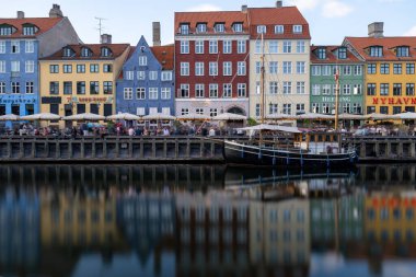 Kopenhag, Danimarka - 27 Haziran 2024: Nyhavn, Kopenhag, Danimarka. Nyhavn 'un renkli evleri Kopenhag' daki en ikonik yerlerden biridir.