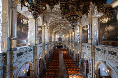 Hillerod, Danimarka - 28 Haziran 2024: Frederiksborg Sarayı, Hillerod, Danimarka 'da bir saraydır. Kral IV. Christian için bir kraliyet sarayı olarak inşa edildi ve şimdi bir ulusal tarih müzesi..