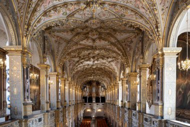 Hillerod, Danimarka - 28 Haziran 2024: Frederiksborg Sarayı, Hillerod, Danimarka 'da bir saraydır. Kral IV. Christian için bir kraliyet sarayı olarak inşa edildi ve şimdi bir ulusal tarih müzesi..