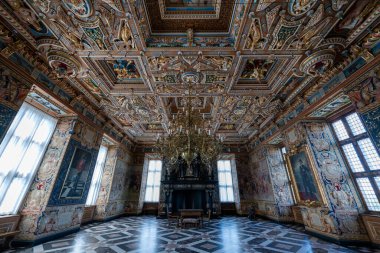 Hillerod, Danimarka - 28 Haziran 2024: Frederiksborg Sarayı, Hillerod, Danimarka 'da bir saraydır. Kral IV. Christian için bir kraliyet sarayı olarak inşa edildi ve şimdi bir ulusal tarih müzesi..