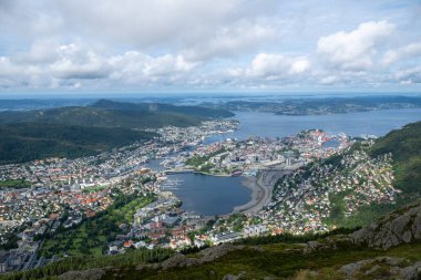 Ulriken dağından Bergen Norveç manzarası. Ulriken, Norveç 'in Bergen kentini çevreleyen Yedi Dağdan en yükseğidir..