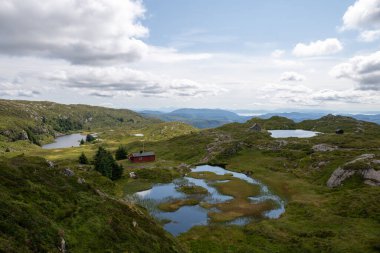 Ulriken Dağı 'nın manzarası. Ulriken, Norveç 'in Bergen kentini çevreleyen Yedi Dağdan en yükseğidir..