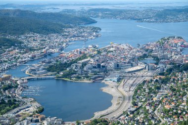Ulriken dağından Bergen Norveç manzarası. Ulriken, Norveç 'in Bergen kentini çevreleyen Yedi Dağdan en yükseğidir..