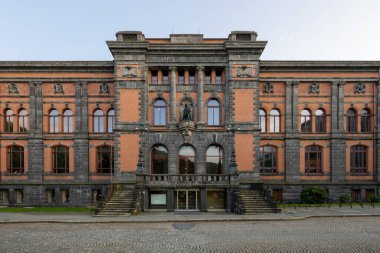 Batı Norveç Dekoratif Sanatlar Müzesi (KODE 1 olarak da bilinir), Henry Bucher tarafından tasarlanmış Rönesans Uyanışı yapısında yer almaktadır..