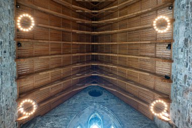 Bergen, Norveç - 30 Haziran 2024: Bryggen 'deki Kral Hakon Hall Müzesi - Bergen, Norveç' teki Hanseatic iskelesi. Ortaçağ Bergenhus Kalesi 'nin taş iskelesi..