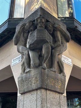 Monument denoting the intersection of King and Queen Street (Drottninggatan and Kungsgatan) in Stockholm, Sweden. clipart