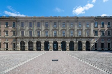 Kraliyet Sarayı (Kungliga yuvası). Stockholm Kraliyet Sarayı, Majesteleri Kral 'ın resmi konutudur ve aynı zamanda krallığın resmi resepsiyonlarının çoğunda da yer almaktadır..
