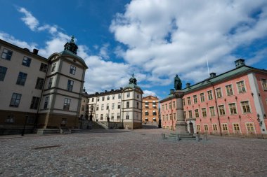 Riddarholmen adasındaki meydanın panoramik manzarası Birger Jarl heykeli, İsveç devlet adamı ve Riddarholmen adasındaki naip.