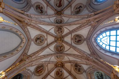 Stockholm, İsveç - 2 Ağustos 2024: Eski Sta Clara Kyrka 'da, İsveç' in en yüksek çan kulesi olan kilisede antik fresklerle kaplı güzel gotik tavan.