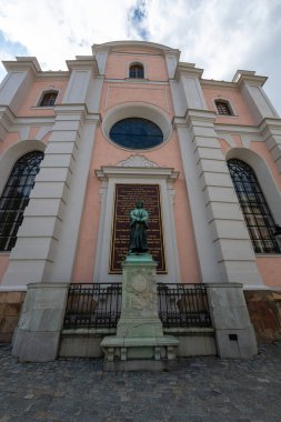Stockholm, İsveç - 4 Ağustos 2024: Storkyrkan (Stockholm Katedrali) veya Sankt Nikolai Kyrka (Aziz Nicholas Kilisesi))