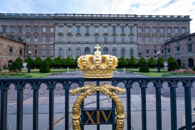 Kraliyet Sarayı (Kungliga yuvası). Stockholm Kraliyet Sarayı, Majesteleri Kral 'ın resmi konutudur ve aynı zamanda krallığın resmi resepsiyonlarının çoğunda da yer almaktadır..