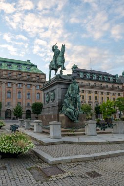 Stockholm, İsveç - 4 Ağustos 2024 Gustav II Adolf 'un Gustav Adolf Meydanı' ndaki Binicilik Heykeli.