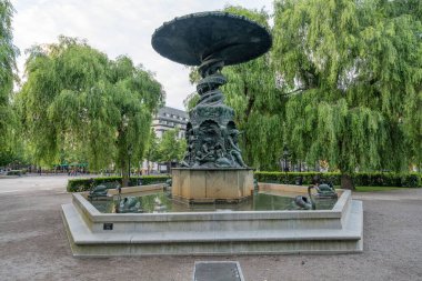 Stockholm, İsveç - 3 Ağustos 2024 Stockholm, İsveç 'teki Kungstradgarden' daki Molin Çeşmesi 'nde kuğu heykeli.