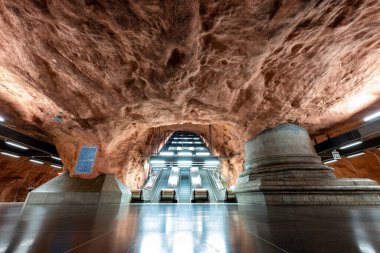 Stockholm, İsveç - 4 Ağustos 2024: Stockholm şehir merkezindeki modern Radhuset metro istasyonunun görüntüsü. Ağustos 1975 'te açıldı..