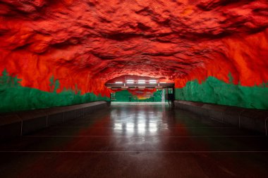 Stockholm, İsveç - 4 Ağustos 2024. Stockholm, İsveç 'in merkezindeki modern Radhuset metro istasyonunun görüntüsü. Ağustos 1975 'te açıldı..