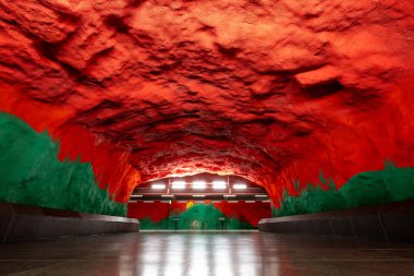 Stockholm, İsveç - 4 Ağustos 2024. Stockholm, İsveç 'in merkezindeki modern Radhuset metro istasyonunun görüntüsü. Ağustos 1975 'te açıldı..