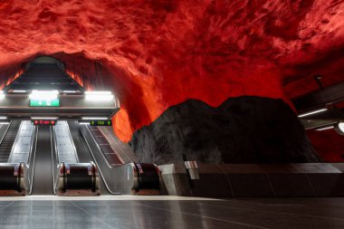 Stockholm, İsveç - 4 Ağustos 2024. Stockholm, İsveç 'in merkezindeki modern Radhuset metro istasyonunun görüntüsü. Ağustos 1975 'te açıldı..