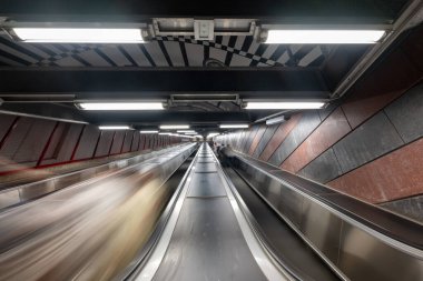 Stockholm, İsveç - 4 Ağustos 2024. Stockholm merkezindeki Kungstradgarden (Royal Garden) metro istasyonunun görüntüsü. Ağustos 1975 'te açıldı..