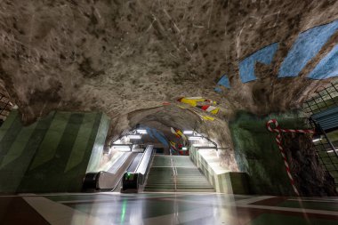 Stockholm, İsveç - 4 Ağustos 2024. Stockholm merkezindeki Kungstradgarden (Royal Garden) metro istasyonunun görüntüsü. Ağustos 1975 'te açıldı..