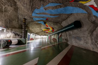 Stockholm, İsveç - 4 Ağustos 2024. Stockholm merkezindeki Kungstradgarden (Royal Garden) metro istasyonunun görüntüsü. Ağustos 1975 'te açıldı..