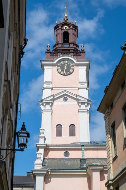Stockholm, İsveç - 2 Ağustos 2024: Storkyrkan (Stockholm Katedrali) veya Sankt Nikolai Kyrka (Aziz Nicholas Kilisesi))