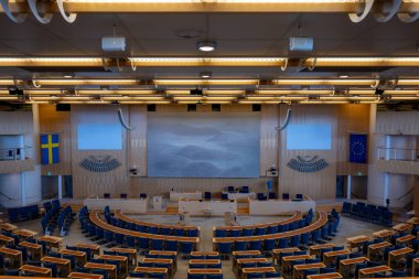Stockholm, İsveç - 5 Ağustos 2024 Stockholm 'deki sembolik Parlamento Binası çarpıcı mimari ve tarihsel önemi sergiliyor..