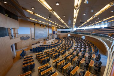Stockholm, İsveç - 5 Ağustos 2024 Stockholm 'deki sembolik Parlamento Binası çarpıcı mimari ve tarihsel önemi sergiliyor..