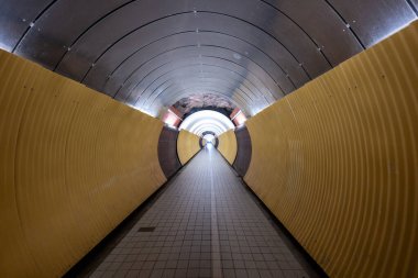 Brunkeberg Tüneli Stockholm, İsveç 'te Brunkeberg' i geçenlere yardım etmek için yapıldı.