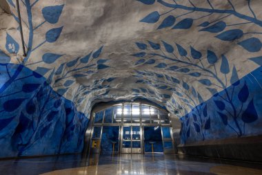 Stockholm, İsveç - 6 Ağustos 2024 Stockholm, İsveç 'teki T-Centralen Metro İstasyonu.