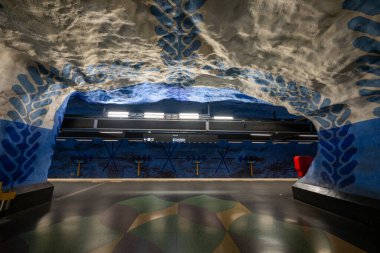 Stockholm, İsveç - 6 Ağustos 2024 Stockholm, İsveç 'teki T-Centralen Metro İstasyonu.