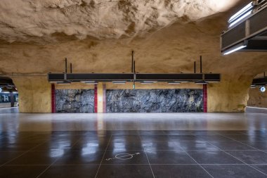 Stockholm, İsveç-7 Ağustos 2024: Stockholm 'deki Akalla metro istasyonunun iç işleri.