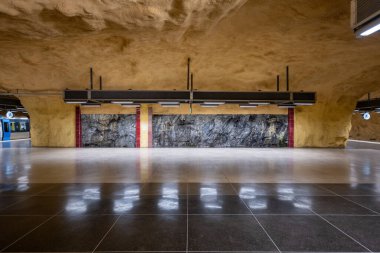 Stockholm, İsveç-7 Ağustos 2024: Stockholm 'deki Akalla metro istasyonunun iç işleri.