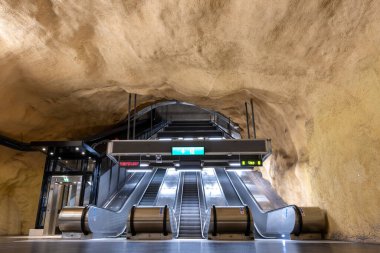 Stockholm, İsveç-7 Ağustos 2024: Stockholm 'deki Akalla metro istasyonunun iç işleri.