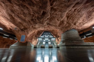 Stockholm, İsveç - 4 Ağustos 2024: Stockholm şehir merkezindeki modern Radhuset metro istasyonunun görüntüsü. Ağustos 1975 'te açıldı..