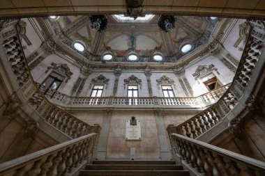 Porto, Portekiz - 9 Ağustos 2024: Noble Staircase 'deki Borsa Sarayı (Palacio da Bolsa). Saray 19. yüzyılda şehrin Ticaret Birliği tarafından inşa edildi..