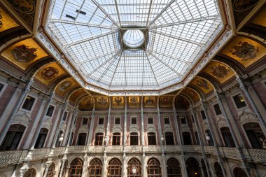 Porto, Portekiz - 9 Ağustos 2024: Uluslar Salonu 'ndaki Borsa Sarayı (Palacio da Bolsa). Saray 19. yüzyılda şehrin Ticaret Birliği tarafından inşa edildi..