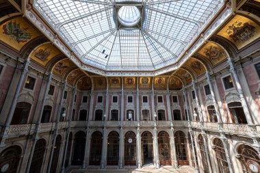 Porto, Portekiz - 9 Ağustos 2024: Uluslar Salonu 'ndaki Borsa Sarayı (Palacio da Bolsa). Saray 19. yüzyılda şehrin Ticaret Birliği tarafından inşa edildi..