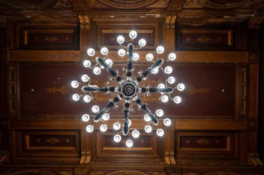 Porto, Portekiz - 9 Ağustos 2024: Genel Kurul Odasındaki Borsa Sarayı (Palacio da Bolsa). Saray 19. yüzyılda şehrin Ticaret Birliği tarafından inşa edildi..