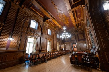 Porto, Portekiz - 9 Ağustos 2024: Genel Kurul Odasındaki Borsa Sarayı (Palacio da Bolsa). Saray 19. yüzyılda şehrin Ticaret Birliği tarafından inşa edildi..