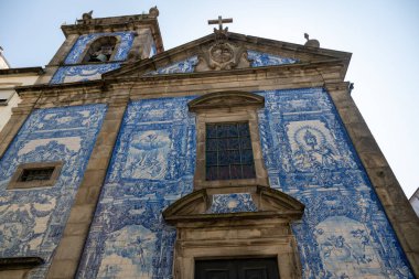 Portekiz 'in Porto şehrinde, Porto şehrindeki ünlü Poruguese mavisi fayanslarıyla kilise duvarında Ruhlar Şapeli ön cephe görüntüsü..