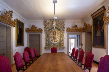 Porto, Portekiz - 10 Ağustos 2024: Portekiz 'in eski Porto (Oporto) kasabasındaki muhteşem barok dos papazları kilisesi.