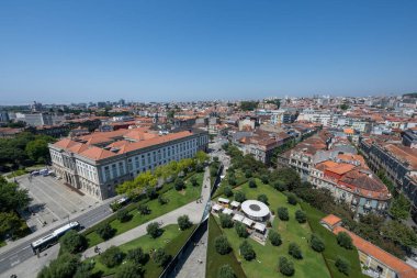 Porto, Portekiz - 10 Ağustos 2024: Portekiz 'in eski Porto (Oporto) kasabasındaki dos papazları kilisesinin kulesinden görüntü.