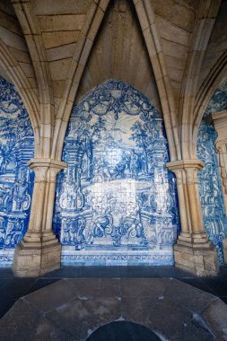 Porto, Portekiz - 10 Ağustos 2024: Porto Katedrali Se do Porto. Katedral şehrin en eski anıtlarından biridir..